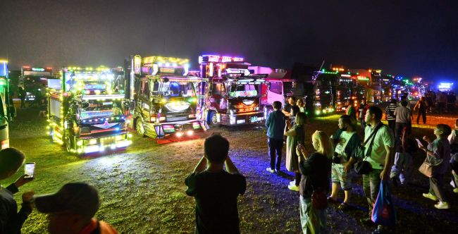 デコトラ300台 闇夜に極彩色 帯広でチャリティー撮影会 | 十勝毎日
