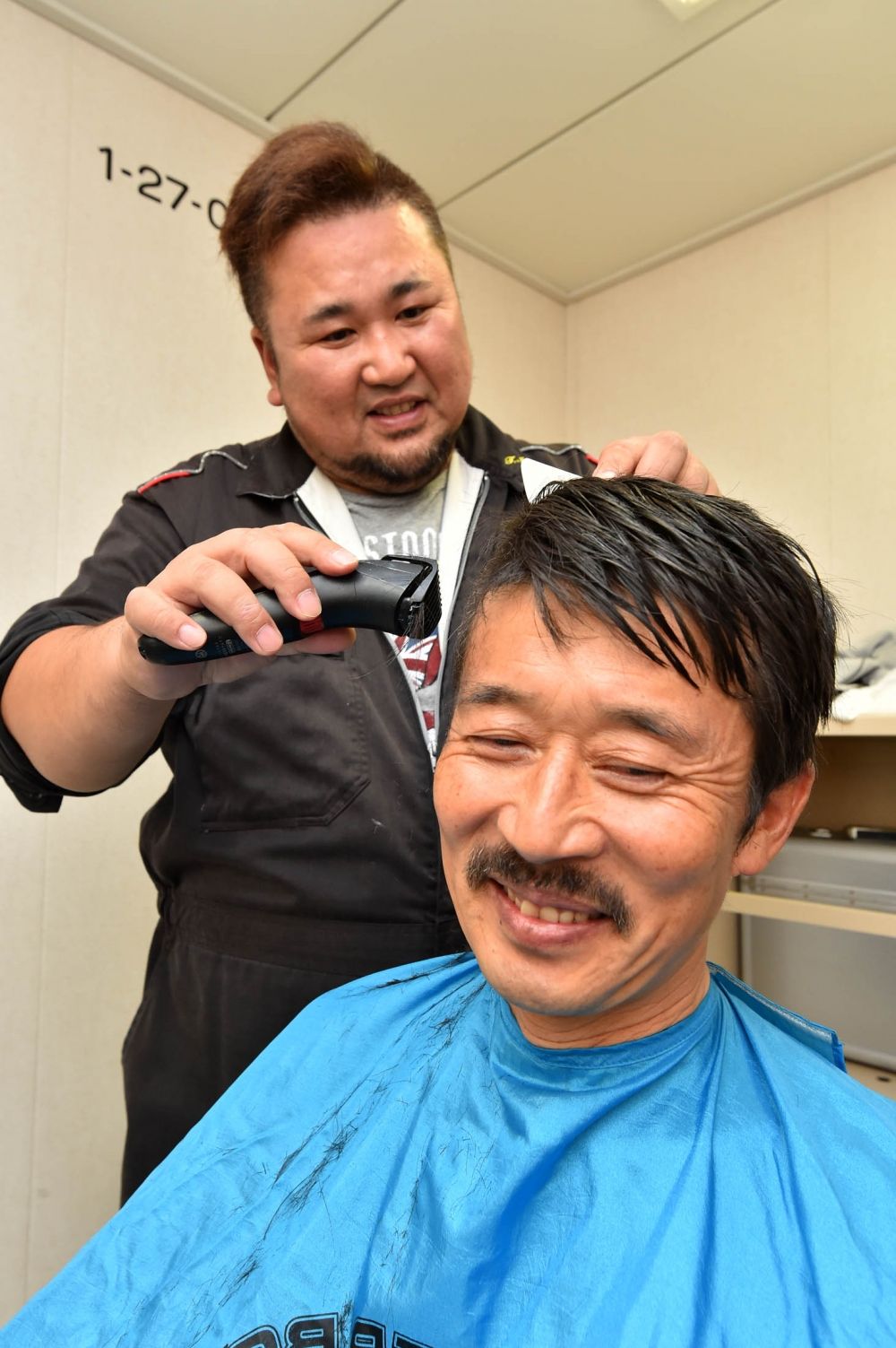「しらせ」の理容室で髪を切る伊藤さん（１）