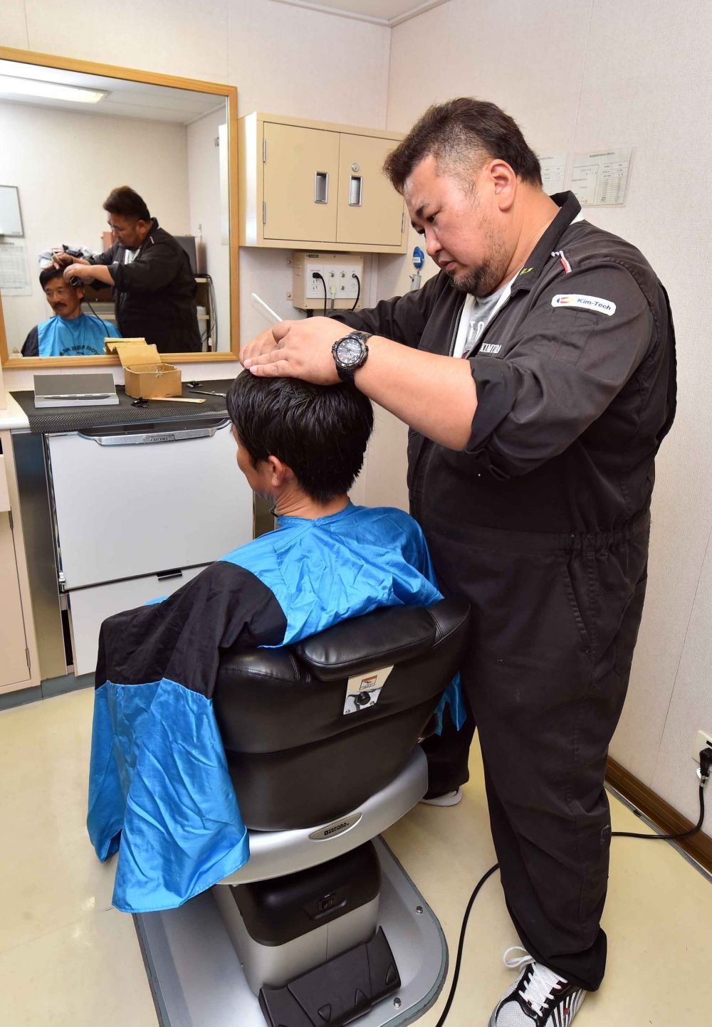 「しらせ」の理容室で髪を切る伊藤さん（２）
