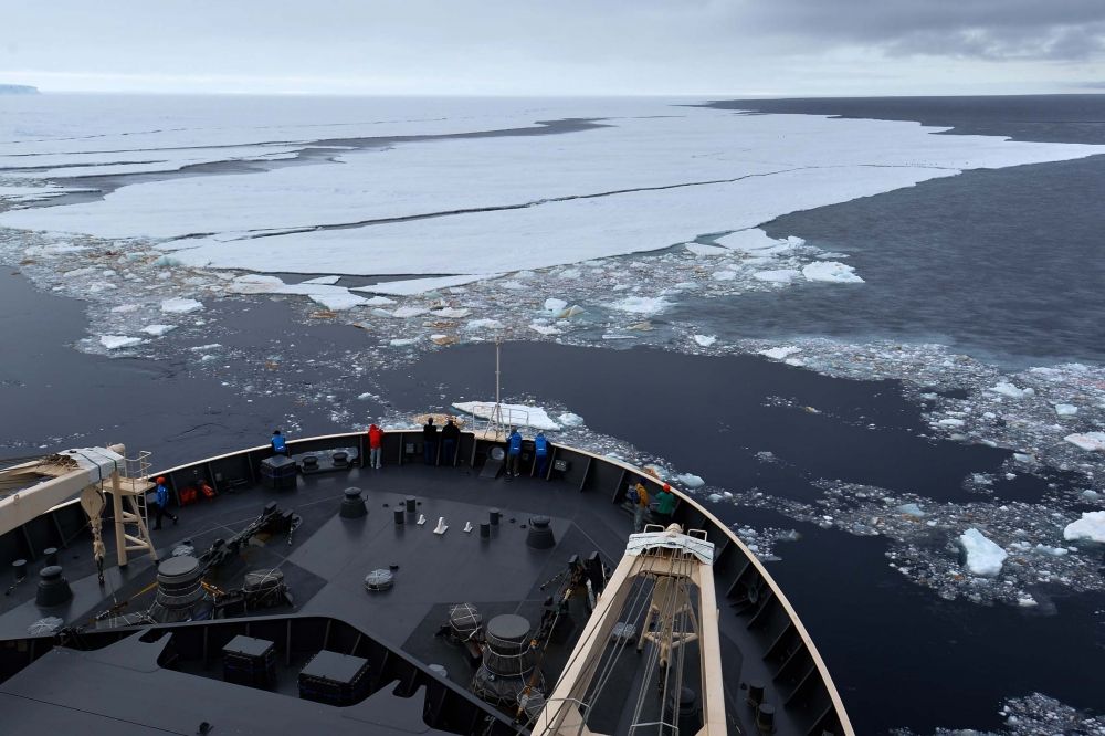 定着氷縁に入りラミング航行を開始する「しらせ」