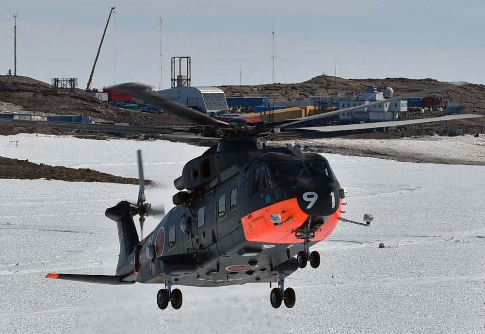 南極観測船「しらせ」からの本格空輸