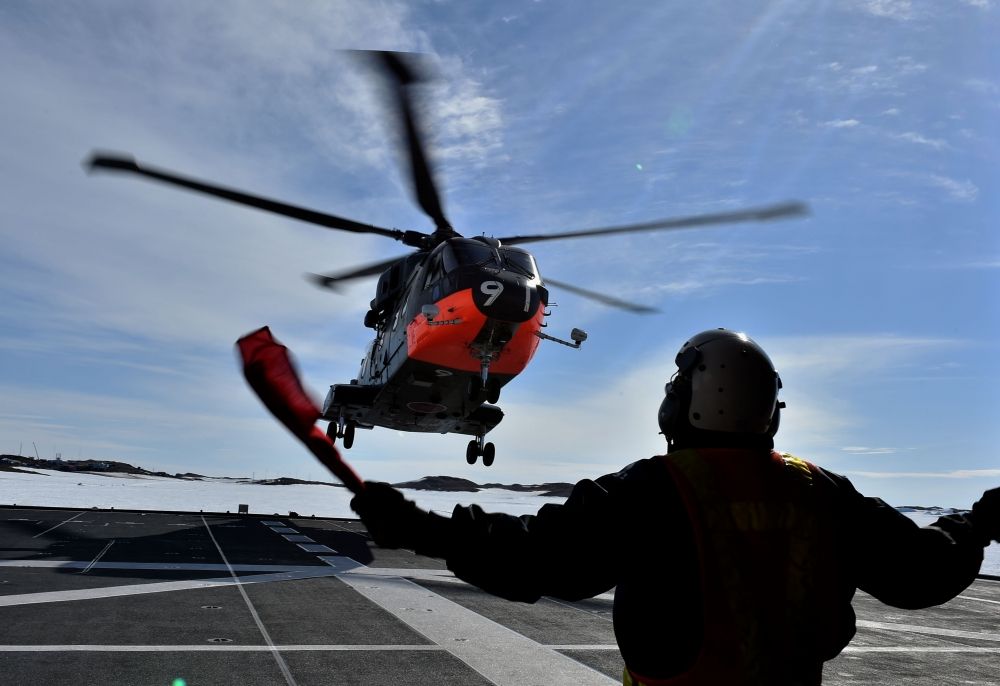 燃料などの物資を運ぶヘリコプター（日本時間1月14日午後８時ごろ、しらせ甲板上から撮影）
