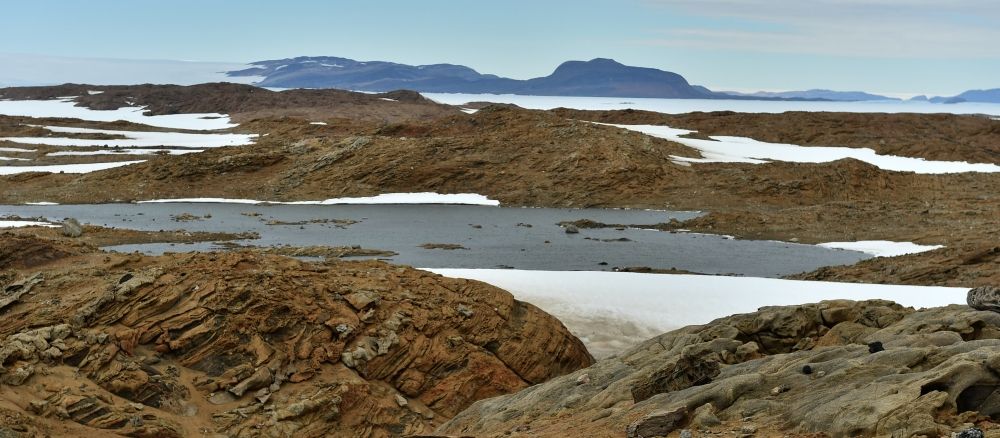 ２日目歩いた西オングル島。奥は南極大陸の露岩帯ラングホブデ
