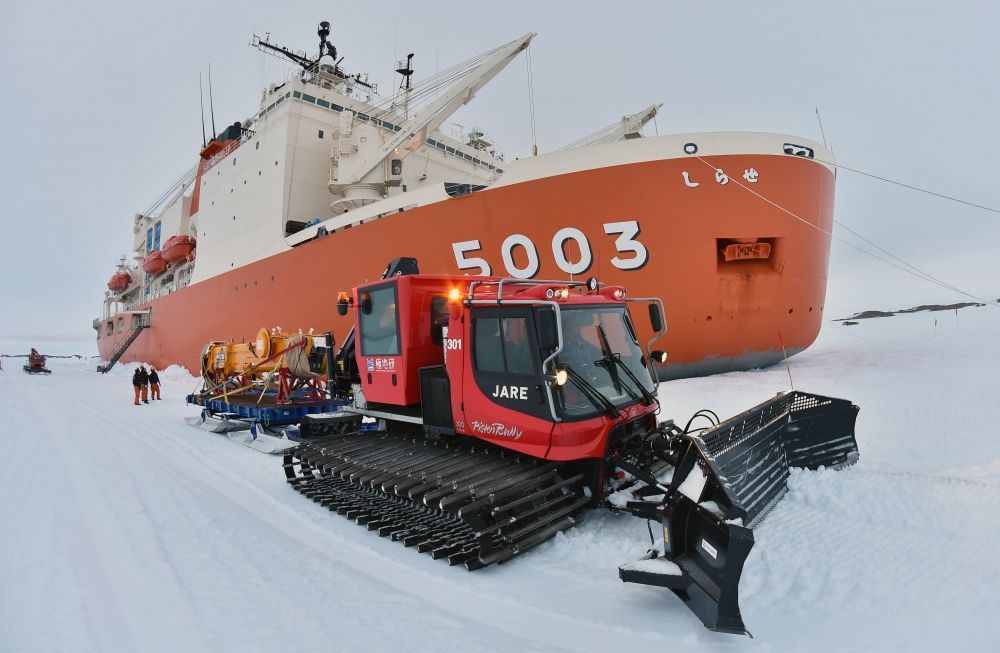 南極観測船しらせから雪上車に積まれる物資（昭和基地沖約５００メートル地点で）