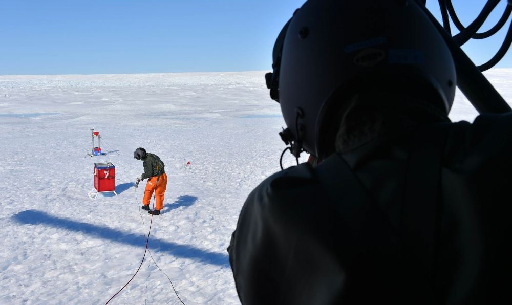白瀬氷河に降りてＧＰＳ機材を回収する自衛隊員