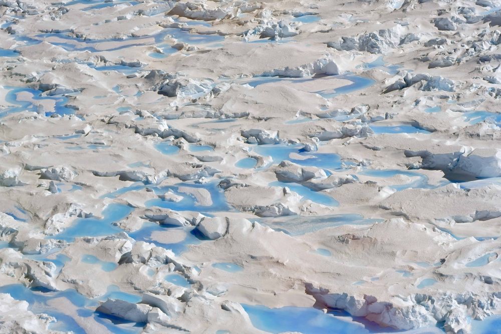白瀬氷河に点在する「青氷」
