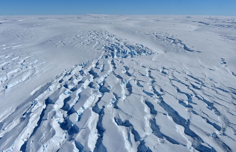 白瀬氷河の下流ではひび割れた氷の大地が広がっている
