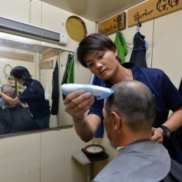 後藤隊員の髪を刈る石川隊員