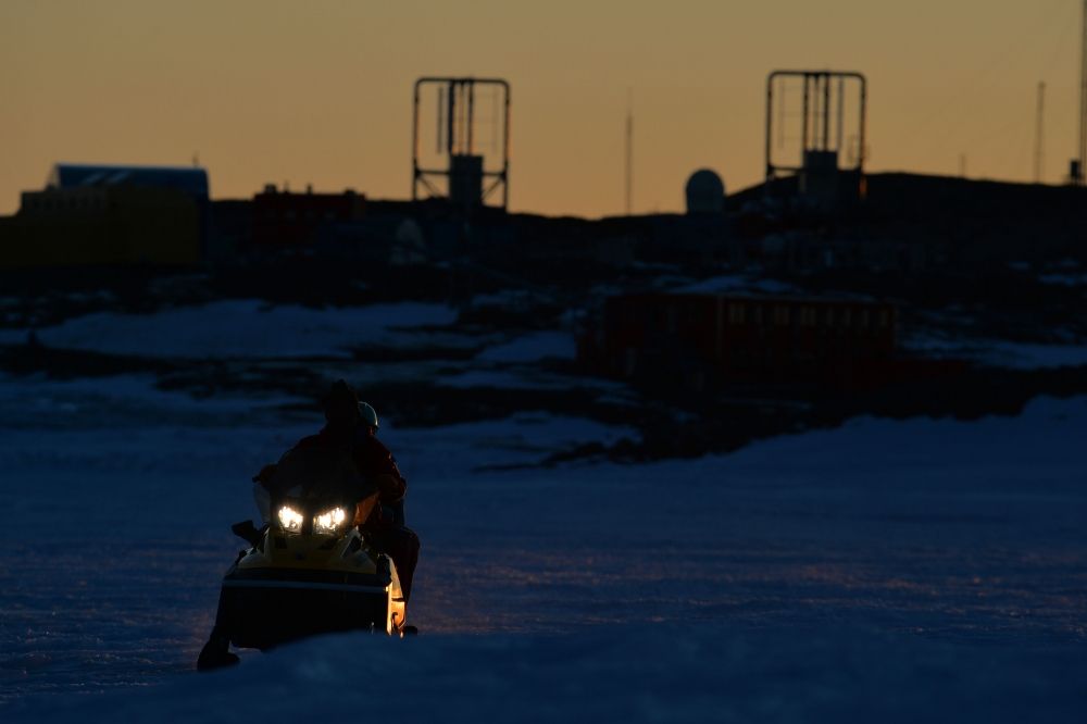 スノーモービルで海氷を移動する隊員（２月１２日）