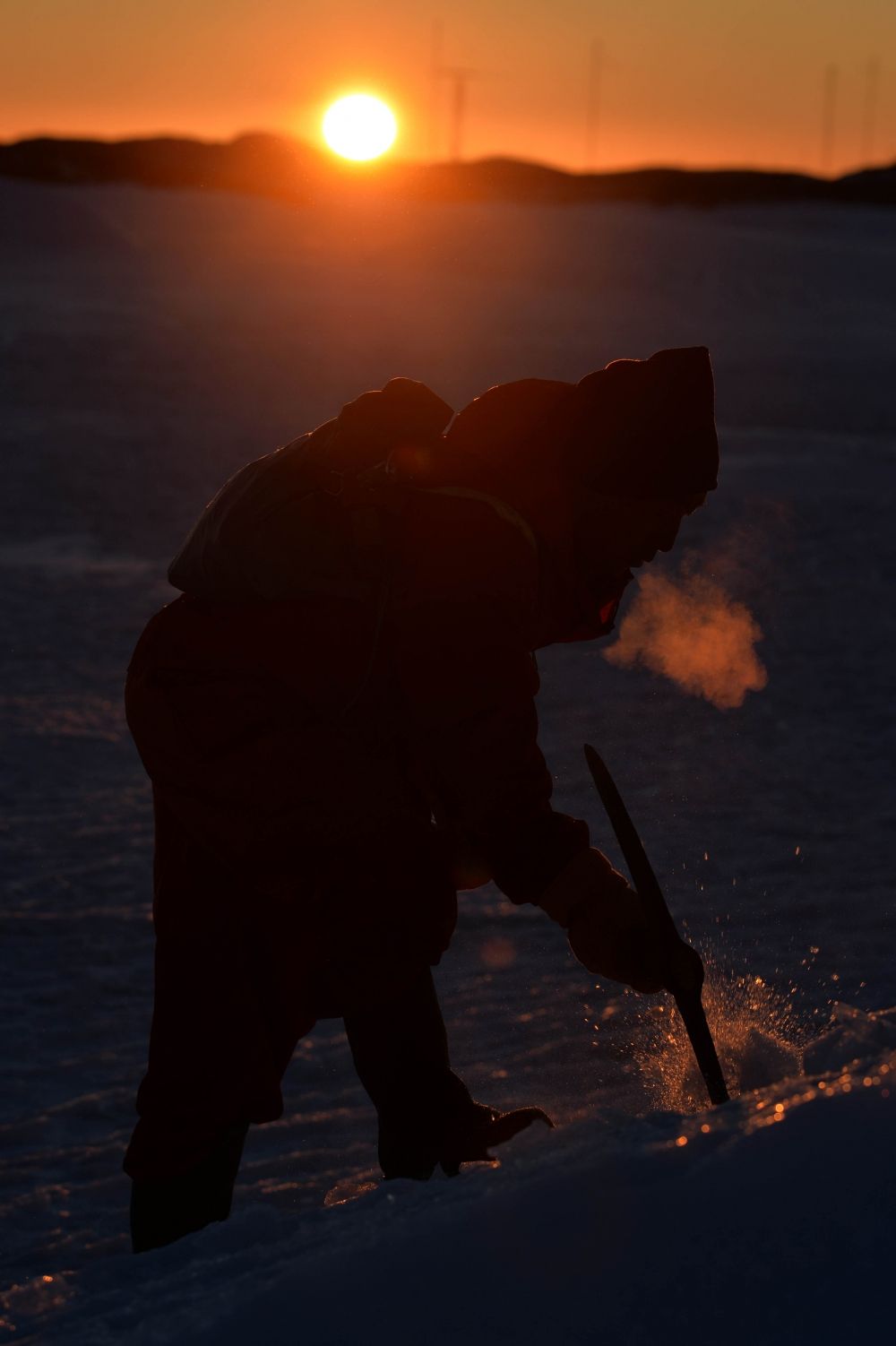 氷山から氷を取る隊員 (1)（２月１２日）