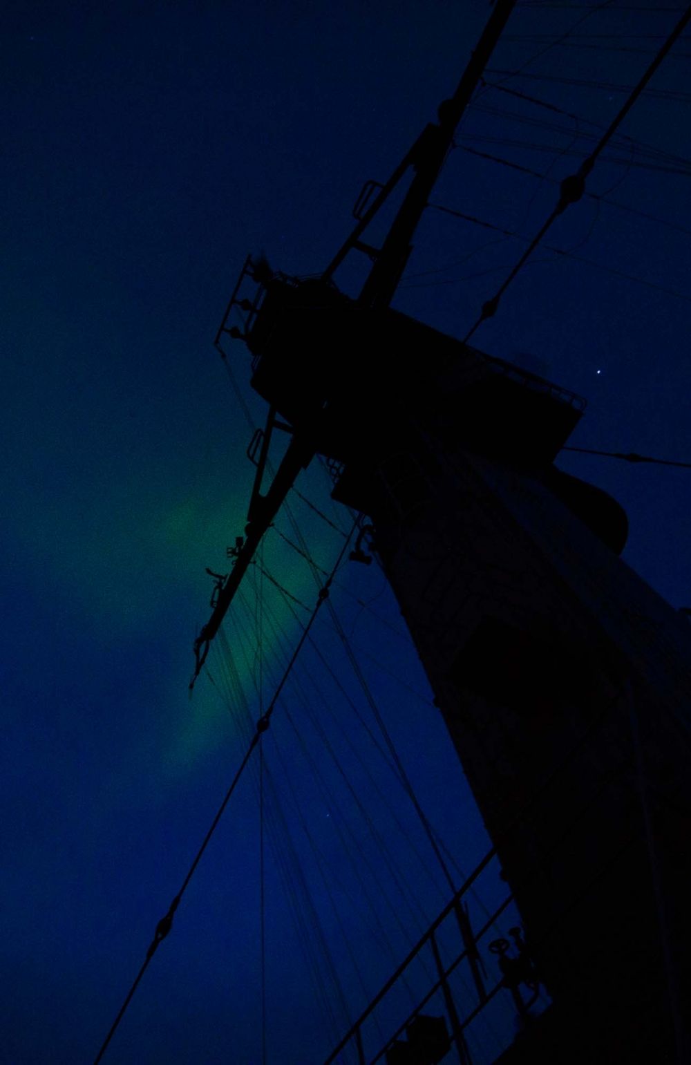 南極観測船「しらせ」上空に出現したオーロラ
