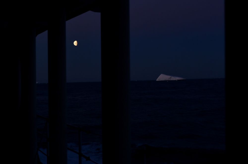 甲板から見える氷山と月