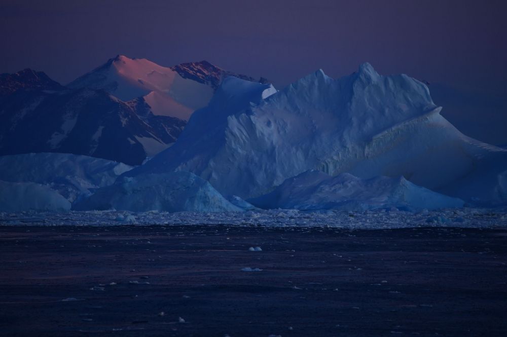 日没後紫色に染まるアムンゼン湾と氷山(現地時間2月17日午後８時すぎ)