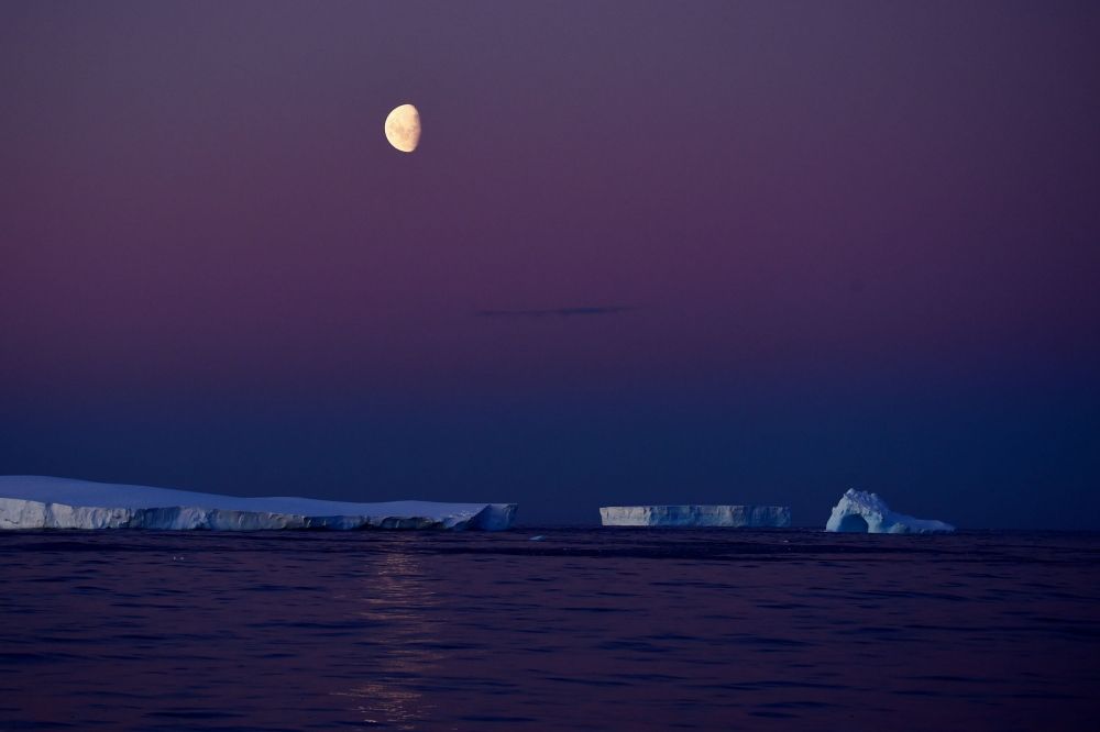 アムンゼン湾に出た月と氷山(現地時間2月17日午後８時20分ごろ)