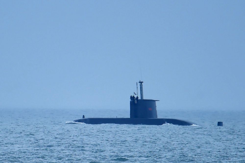 湾内を航行する南アフリカの潜水艦