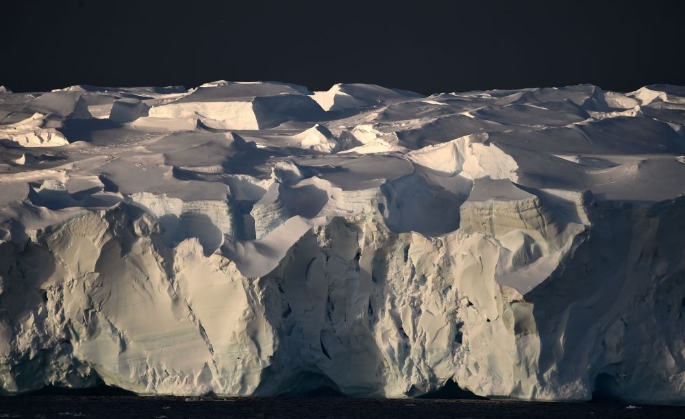上部が複雑な形をした氷山
