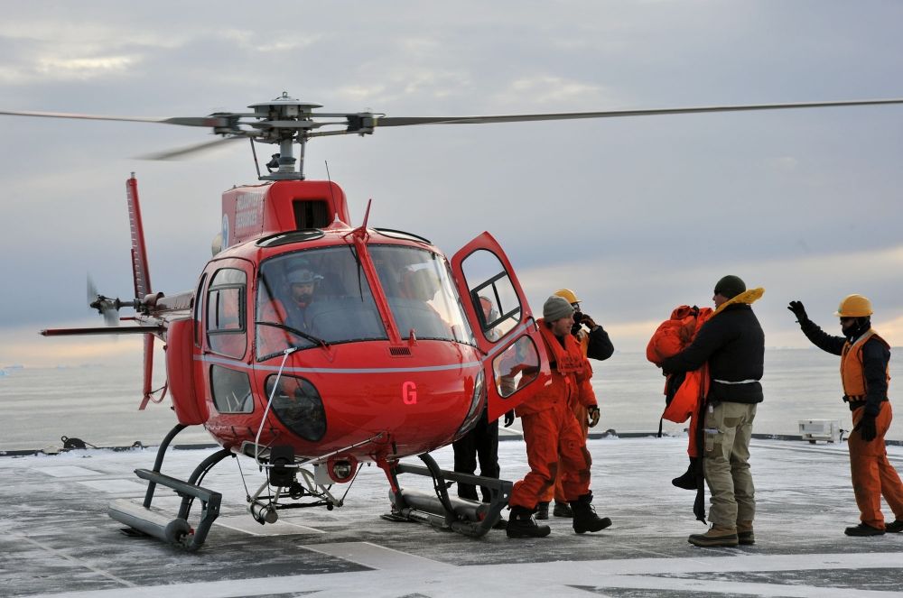 基地からヘリコプターで南極観測船「しらせ」に到着した豪観測隊員（６日午前７時半ごろ、日本時間午前11時半ごろ。豪モーソン基地沖で）