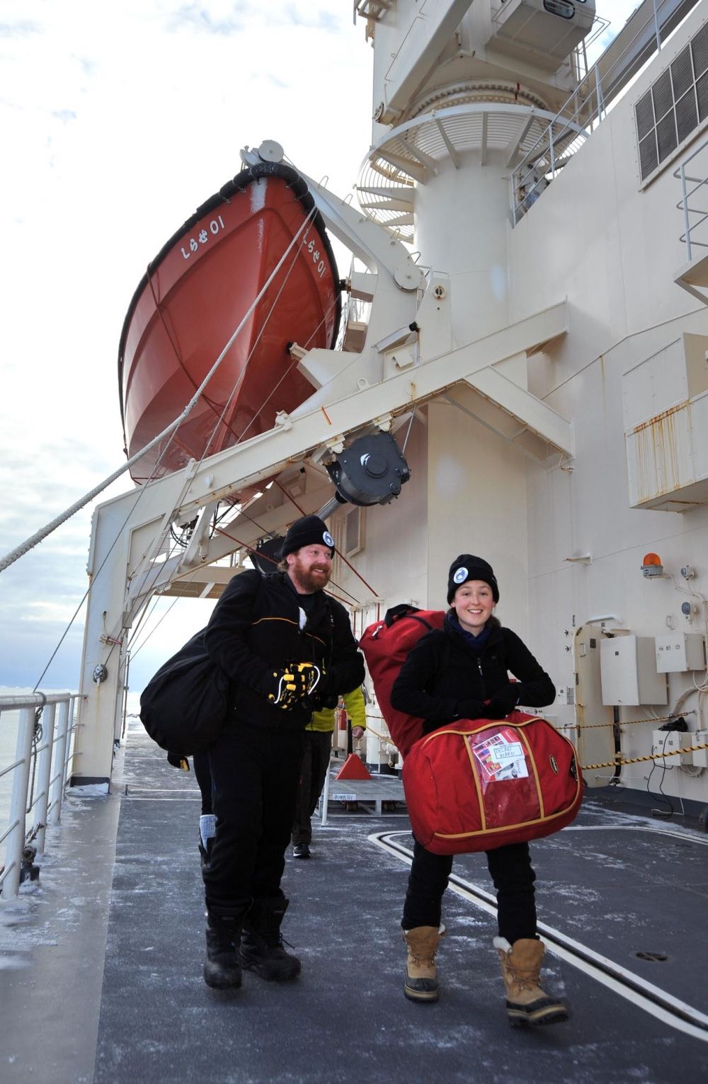 南極観測船「しらせ」に到着した豪観測隊員（午前８時10分、日本時間12時10分、豪モーソン沖で）