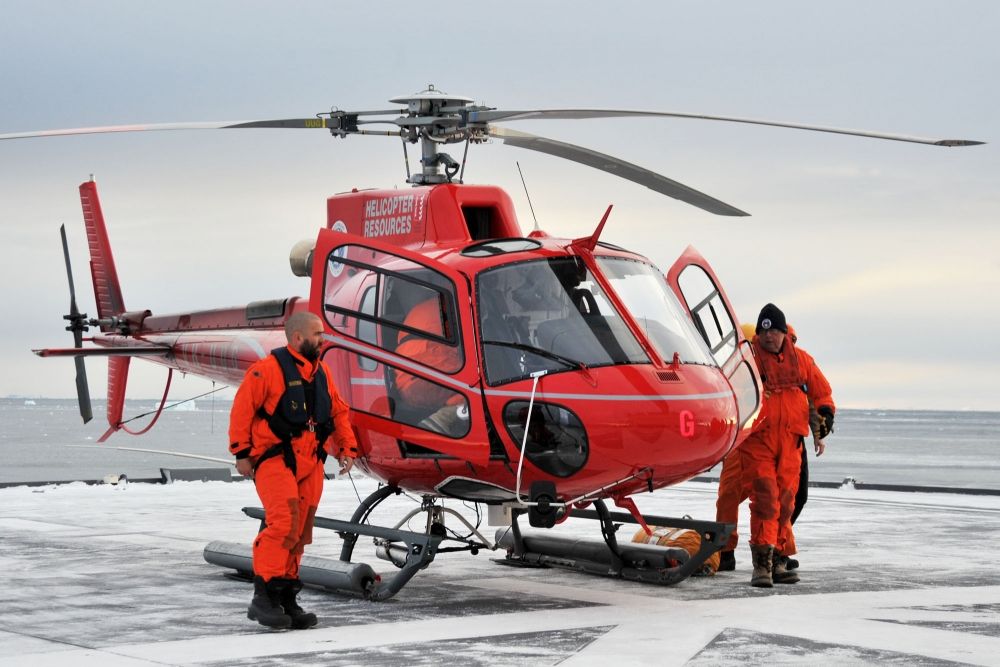 基地からヘリコプターで南極観測船「しらせ」に到着した豪観測隊員（６日午前７時ごろ、日本時間午前11時ごろ。豪モーソン基地沖で）