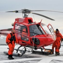 基地からヘリコプターで南極観測船「しらせ」に到着した豪観測隊員（６日午前７時ごろ、日本時間午前11時ごろ。豪モーソン基地沖で）