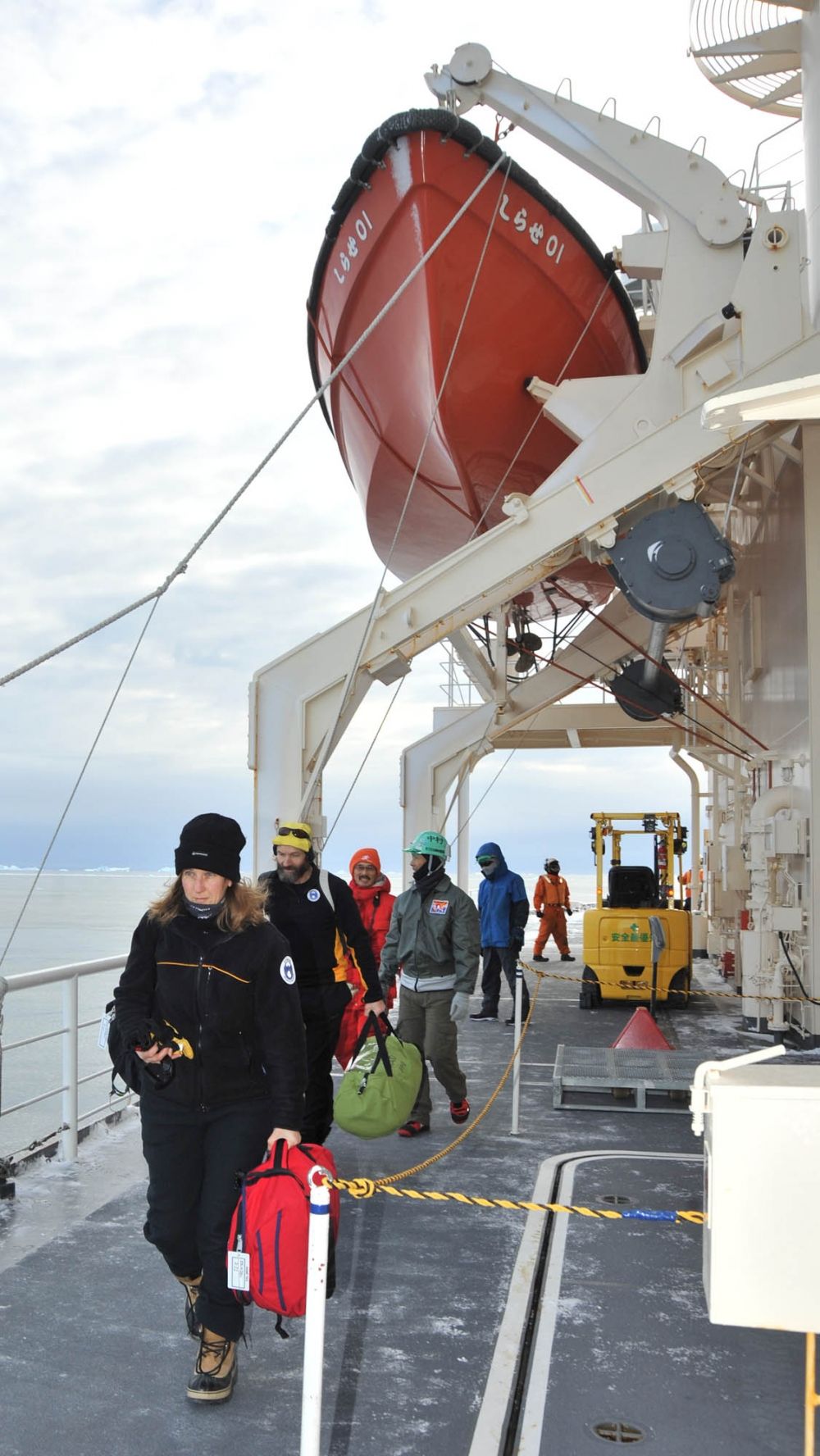 南極観測船「しらせ」に到着した豪観測隊員（午前８時10分、日本時間12時10分）
