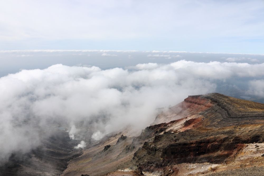 旭岳山頂から西方の眺め。山頂から下に雲が広がる。