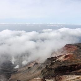 旭岳山頂から西方の眺め。山頂から下に雲が広がる。