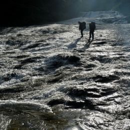 朝日で輝く「滝の瀬十三丁」。クワウンナイ川の最大のヤマ場で、川幅いっぱいに岩盤をはうように流れる「滑（ナメ）」が１キロ以上続く